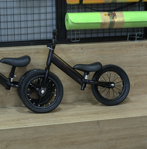 BICICLETA NEGRA DE INICIACION DE NIÑOS
