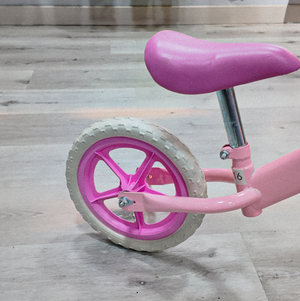 BICICLETA ROSADA DE INICIACION DE NIÑOS